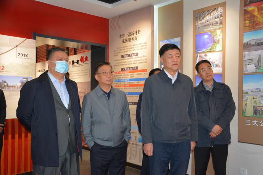 1圖為集團公司副總經(jīng)理李洪一行在樂(lè )凱展館-田嵐攝_副本.jpg