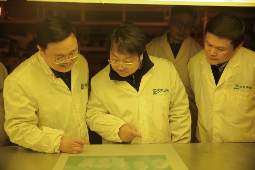 1圖為方世力在樂(lè )凱華光車(chē)間現場(chǎng)參觀(guān)-婉玉攝_副本.jpg